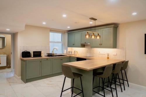 Kuchyň nebo kuchyňský kout v ubytování The Walled City Luxury Townhouse