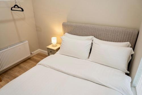 Postel nebo postele na pokoji v ubytování The Walled City Luxury Townhouse