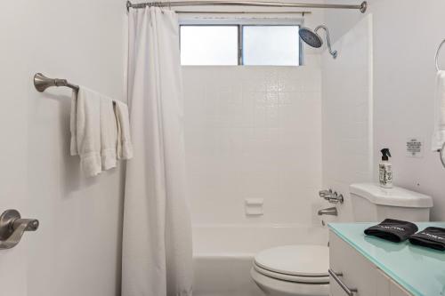 Los Angeles charming big house, king bed, parking, EV photo 6