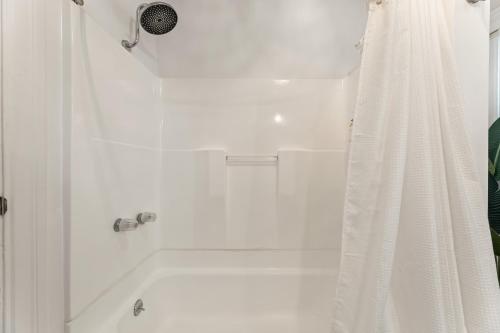 Los Angeles charming big house, king bed, parking, EV photo 7