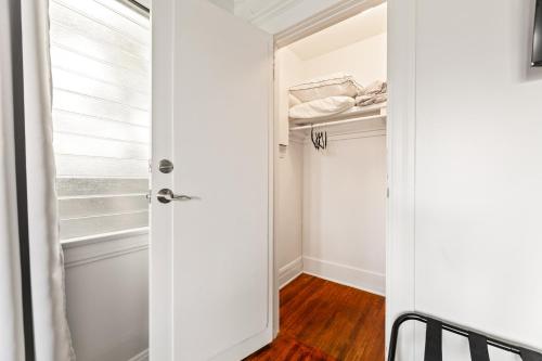 Los Angeles charming big house, king bed, parking, EV photo 10