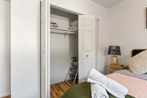 Los Angeles charming big house, king bed, parking, EV photo 9