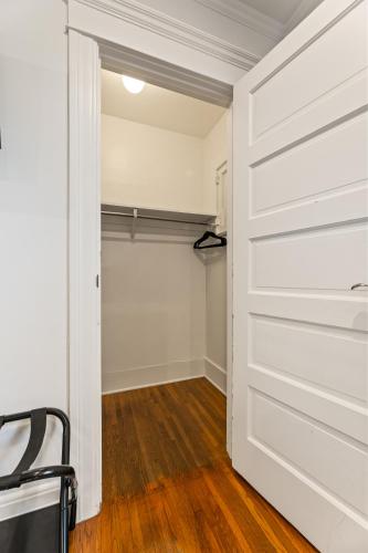 Los Angeles charming big house, king bed, parking, EV photo 19