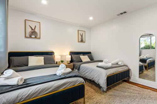 Los Angeles charming big house, king bed, parking, EV photo 17