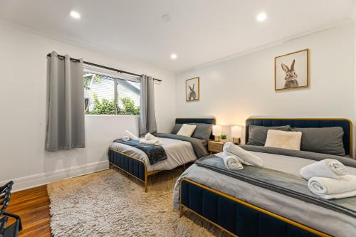 Los Angeles charming big house, king bed, parking, EV photo 30