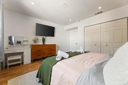 Los Angeles charming big house, king bed, parking, EV photo 41