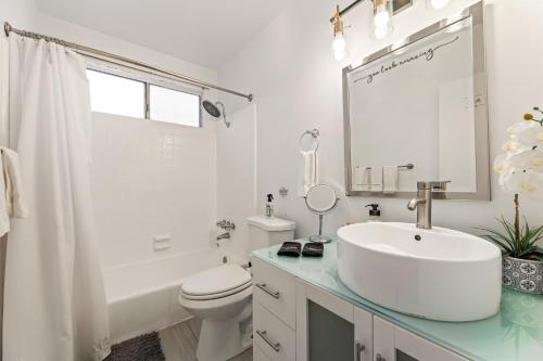 Los Angeles charming big house, king bed, parking, EV photo 21