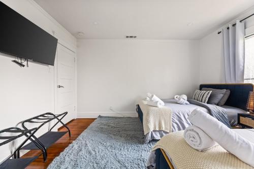 Los Angeles charming big house, king bed, parking, EV photo 28