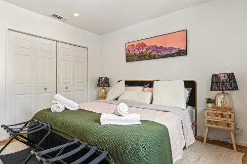 Los Angeles charming big house, king bed, parking, EV photo 34