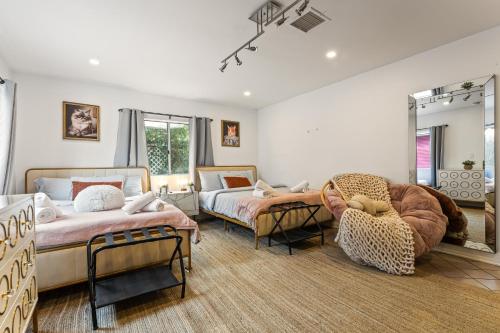 Los Angeles charming big house, king bed, parking, EV photo 51