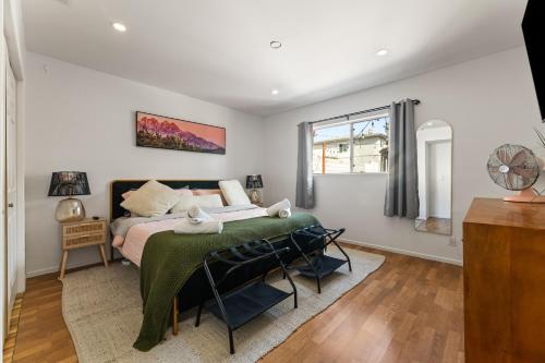 Los Angeles charming big house, king bed, parking, EV photo 60