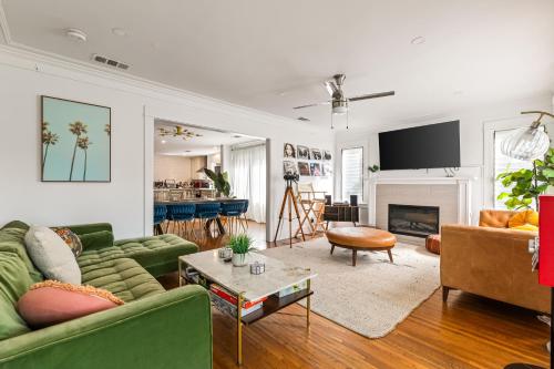 Los Angeles charming big house, king bed, parking, EV photo 4
