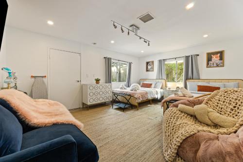 Los Angeles charming big house, king bed, parking, EV photo 56