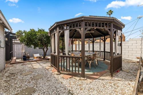 Los Angeles charming big house, king bed, parking, EV photo 46