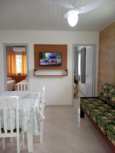 TV a/nebo společenská místnost v ubytování Casa Canal Barra da Lagoa