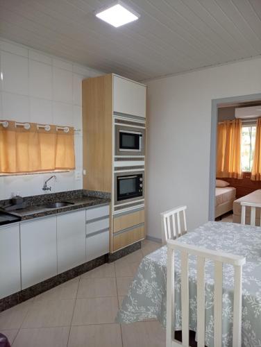 Kuchyň nebo kuchyňský kout v ubytování Casa Canal Barra da Lagoa