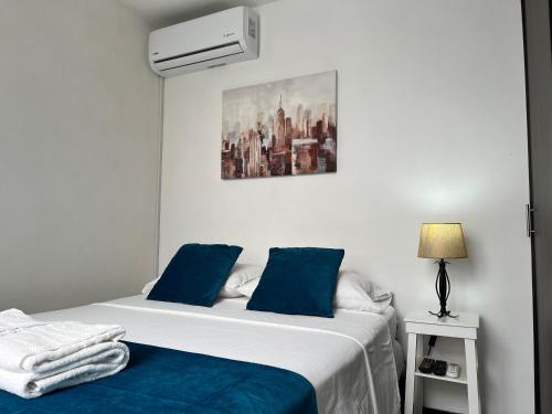 Postel nebo postele na pokoji v ubytování Nawi habitación privada con aire y wifi