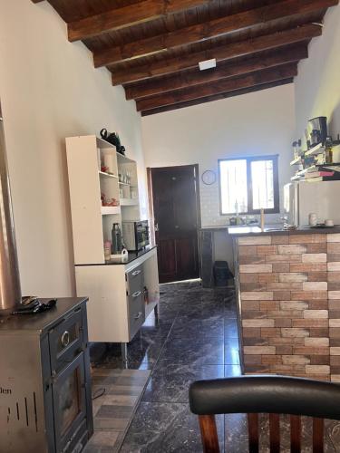 cocina con encimera y fogones en una habitación en Casa en el parque, en Necochea