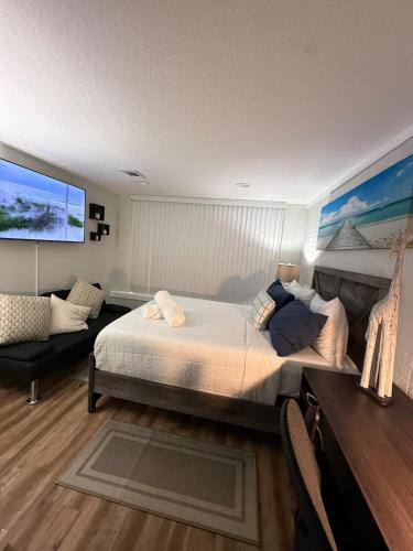 Кровать или кровати в номере LivoOne - Coastal Comfort