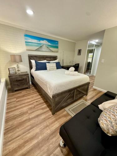Кровать или кровати в номере LivoOne - Coastal Comfort