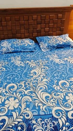 a blue and white bed with two pillows on it at Oumou et Aicha in Dakar
