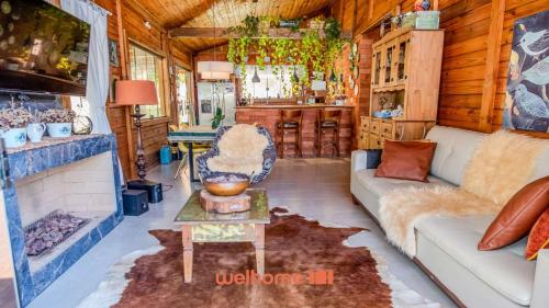 Posezení v ubytování Chale em Santa Teresa com vista Lago e Lareira