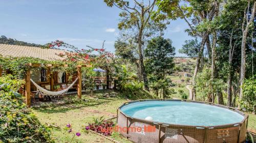 Zahrada ubytování Chale em Santa Teresa com vista Lago e Lareira