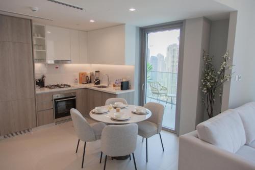 Køkken eller tekøkken på Royal suites LIv Marina views