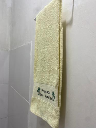 ein Handtuch, das in einem Badezimmer an der Wand hängt in der Unterkunft Restaurante e Pousada Belo Paraíso in Belém