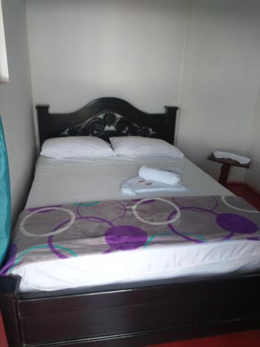 un lit avec un tas de cordons violets dessus dans l'établissement Casa de descansó la pradera, 