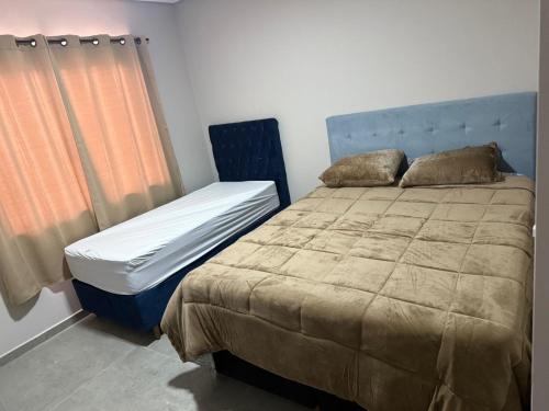 una camera da letto con un letto e una finestra di Residencial DX a Guarapuava