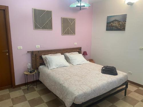 a bedroom with a bed in a room with purple walls at Villa Vinea Prisca B&B in Cenate Sotto