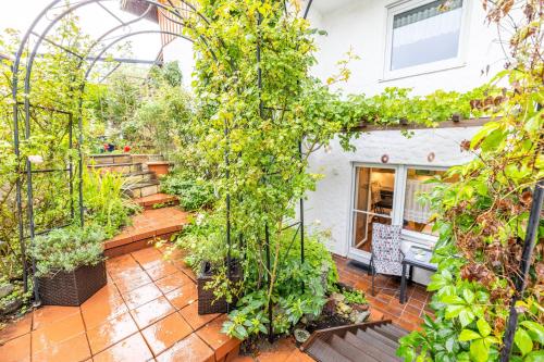 a garden with stairs and plants in a house at Ferienwohnungen Christoph in der Edelweißstraße in Pfaffing