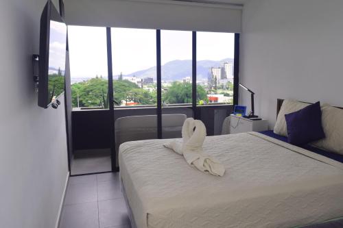 een hotelkamer met een bed met een handdoek erop bij Escalon apartment in San Salvador