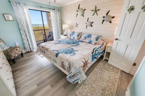 Un dormitorio con una cama y un balcón. en North Myrtle's Kings View, 2nd Floor, Great Views!, en Myrtle Beach