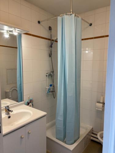 Ένα μπάνιο στο Charming studio 10 minutes to La Défense