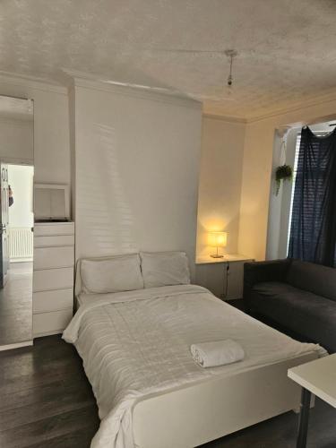 Ένα ή περισσότερα κρεβάτια σε δωμάτιο στο 28 Decent Homes