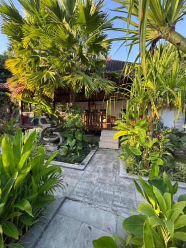 Сад в Puri Sari Villas, Restaurant and Bar