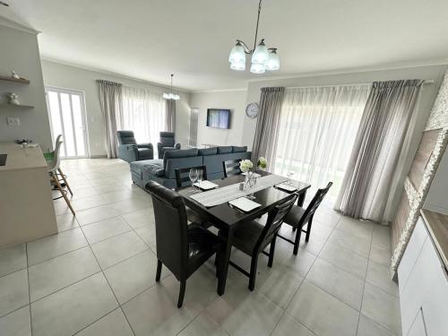 TV a/nebo společenská místnost v ubytování Coastal Escape Dream House