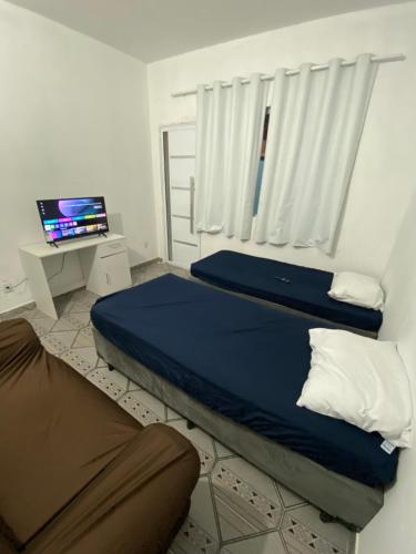 Ένα ή περισσότερα κρεβάτια σε δωμάτιο στο Studios Mattigor - ao lado da Dutra em Caçapava-SP