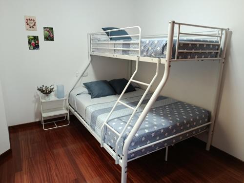 a bunk bed in a room with a bunk bedutenewayangering at Piso Plaza 10 in Amés