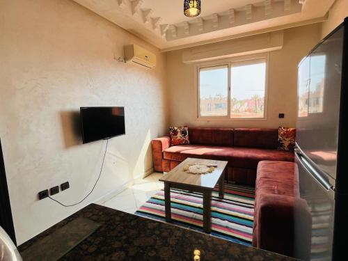 马拉喀什Appart hotel ali的带沙发和电视的客厅