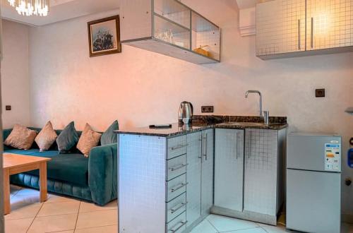 马拉喀什Appart hotel ali的厨房和带沙发的客厅