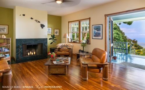a living room filled with furniture and a fireplace at Ka'awa Loa Plantation in Captain Cook