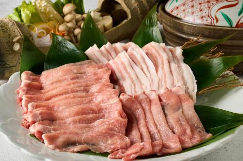 a plate of ham and vegetables on a table at Yumura Onsen MIDORIYA in Shinonsen