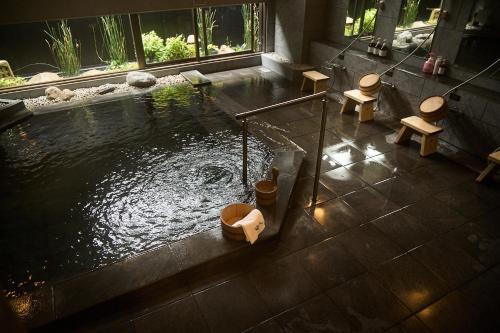 an overhead view of a bathroom with a pool of water at Yumura Onsen MIDORIYA in Shinonsen