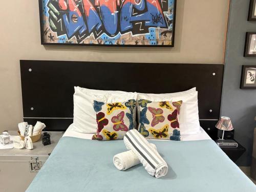 Ένα ή περισσότερα κρεβάτια σε δωμάτιο στο Top 20 - Apartamento em Copacabana perto da praia vista para montanhas