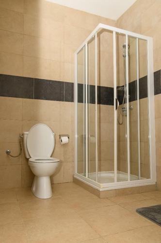 a bathroom with a toilet and a shower at Chambre double lumineuse in Dakar