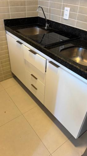 una cucina con un lavello e un bancone di Loft Domus 9 a Recife