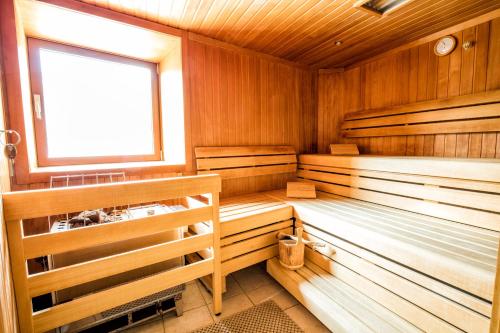 a sauna with wooden paneling and a window at Berghotel Malta in Malta